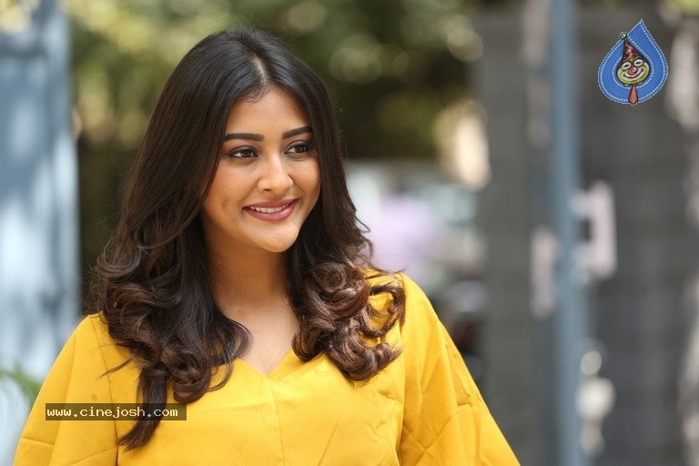 Pooja Jhaveri Stills - 12 / 21 photos