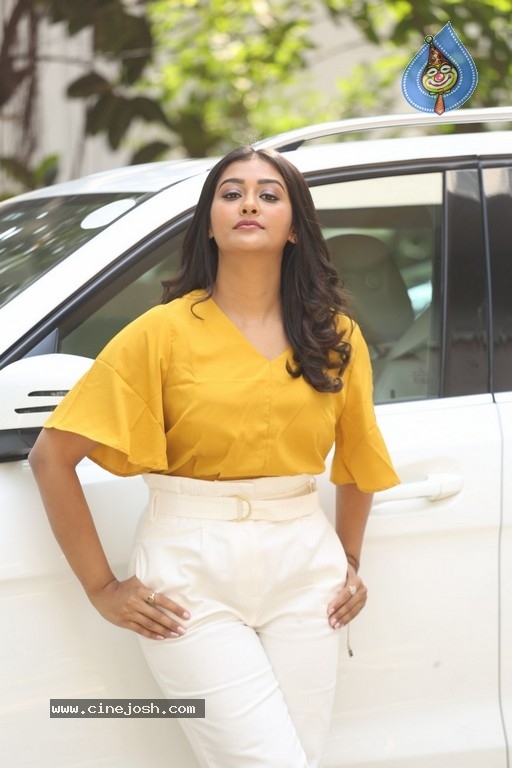 Pooja Jhaveri Stills - 21 / 21 photos