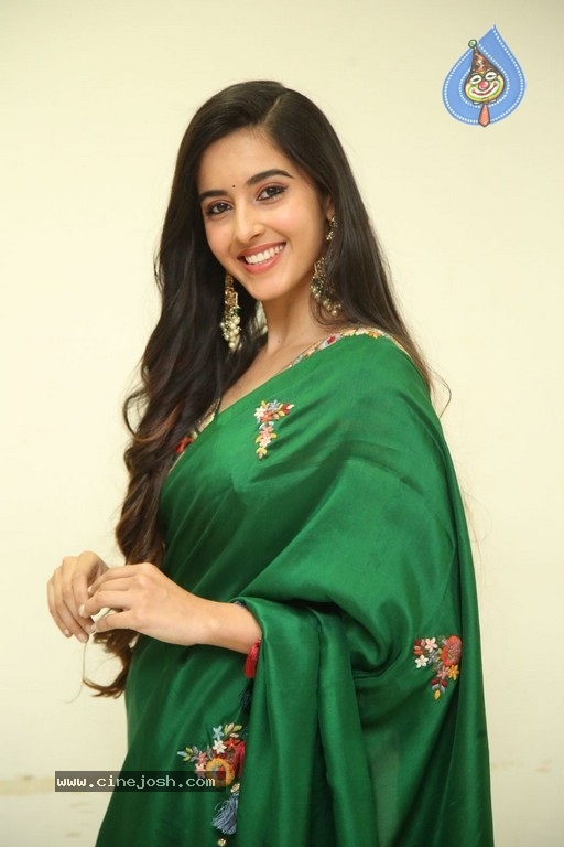 Simrat Kaur Stills - 5 / 11 photos