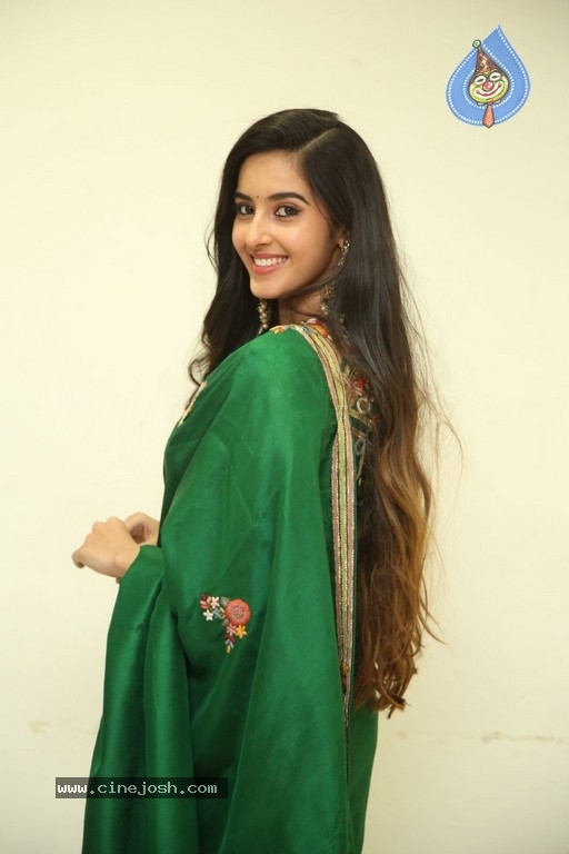 Simrat Kaur Stills - 6 / 11 photos