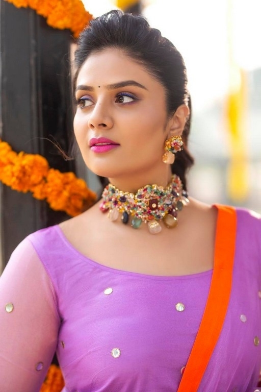 Sreemukhi Photos - 7 / 8 photos