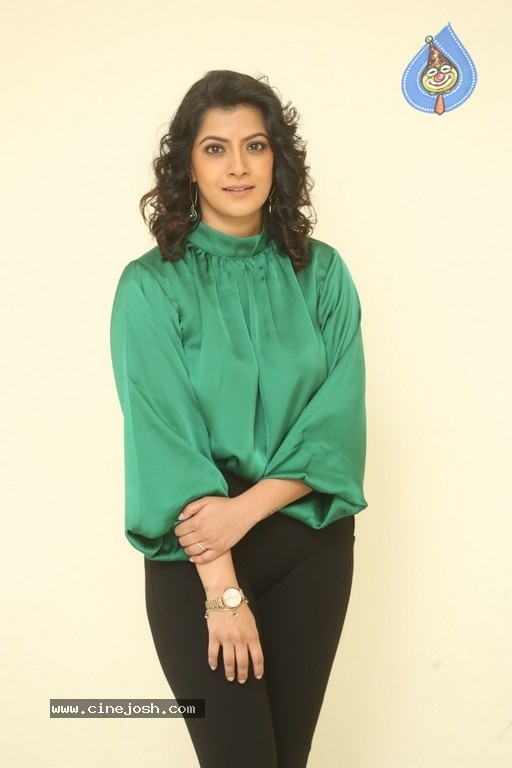 Varalaxmi Sarathkumar Pics - 7 / 13 photos