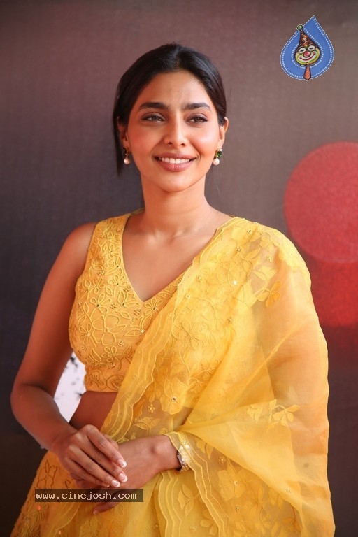 Aishwarya Lekshmi Photos - 1 / 11 photos