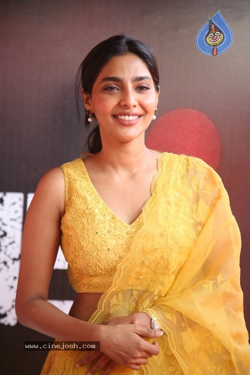 Aishwarya Lekshmi Photos - 5 / 11 photos