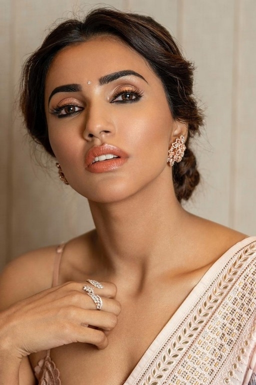 Akshara Gowda Pics - 2 / 9 photos