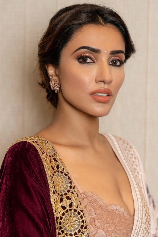 Akshara Gowda Pics - 7 / 9 photos