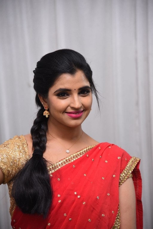 Anchor Shyamala Pics - 4 / 14 photos