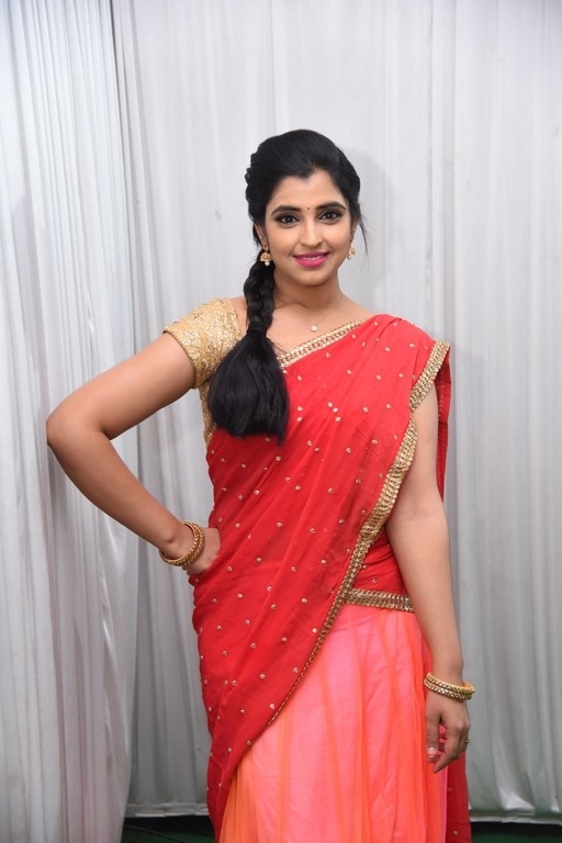 Anchor Shyamala Pics - 11 / 14 photos