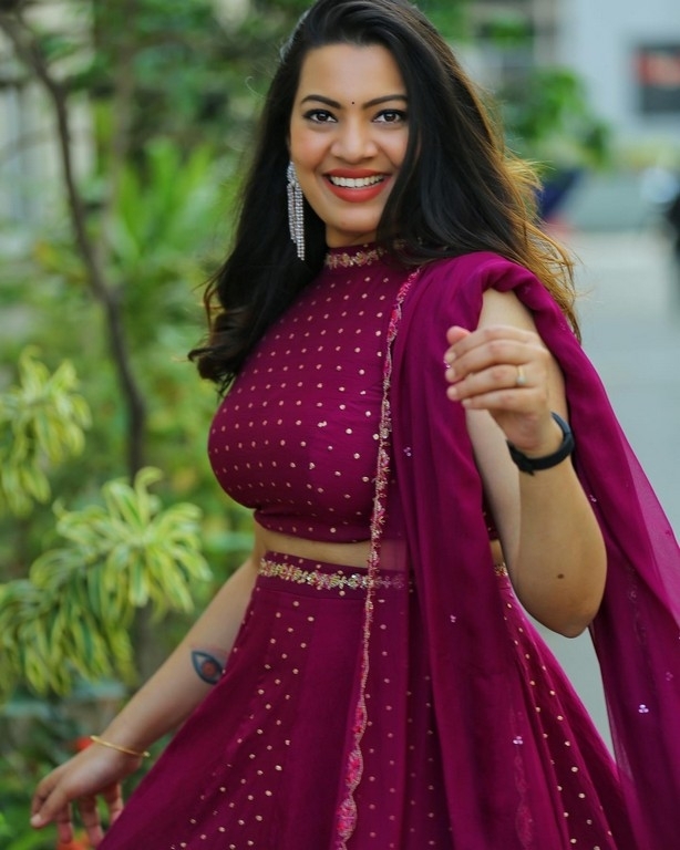 Geetha Madhuri Pics - 2 / 4 photos