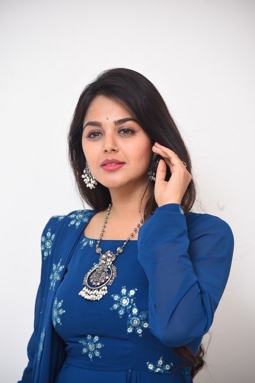 Monal Gajjar Pics - 4 / 13 photos