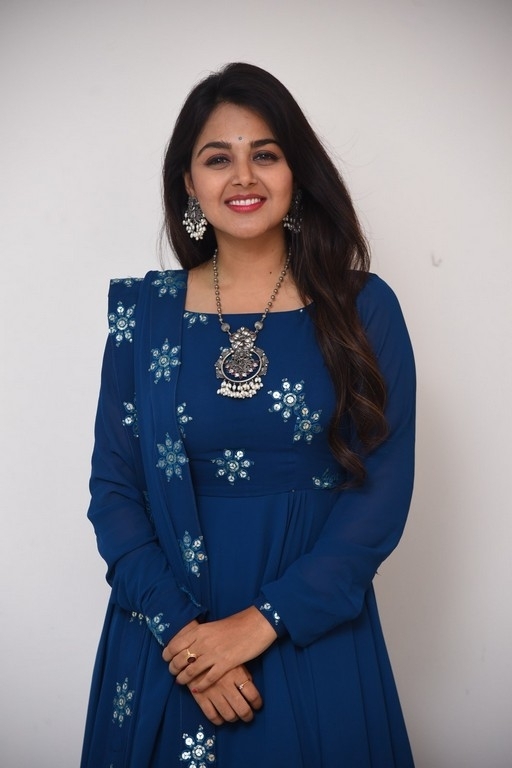 Monal Gajjar Pics - 5 / 13 photos