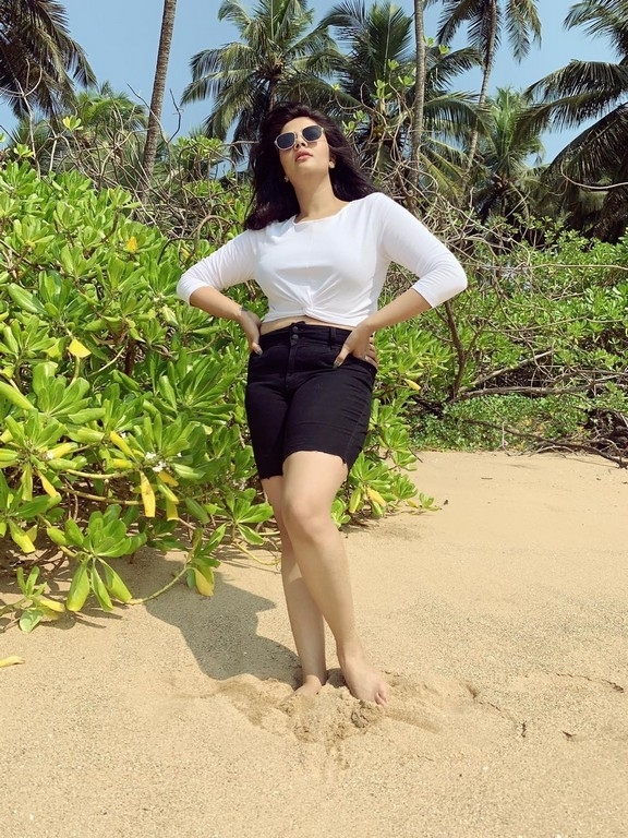 Sreemukhi Goa Trip Pics - 7 / 11 photos