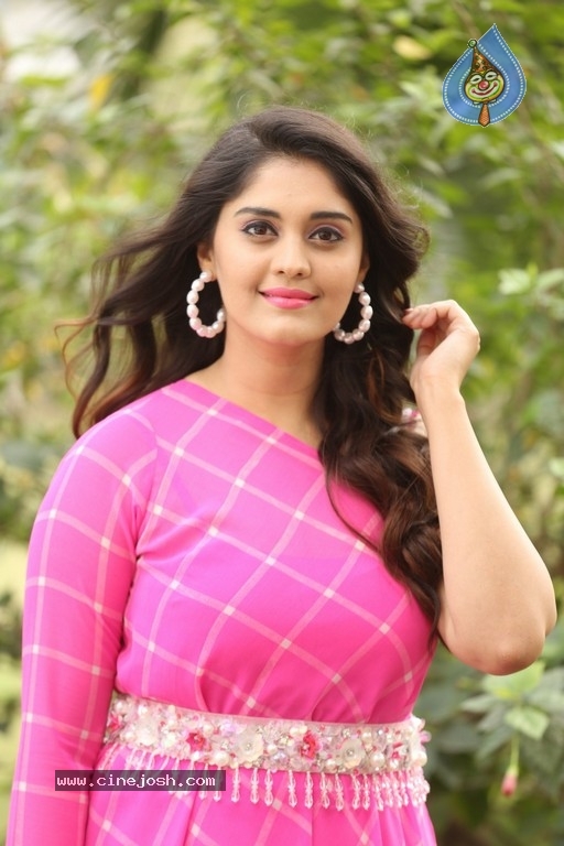 Surabhi Photos - 7 / 21 photos