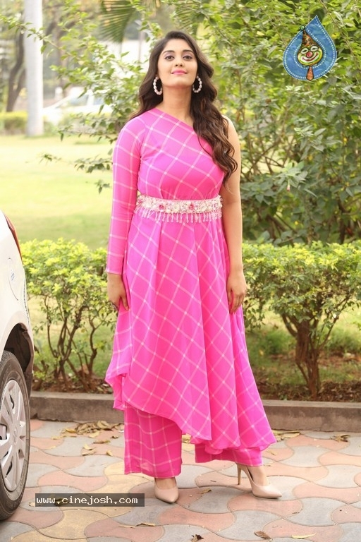 Surabhi Photos - 19 / 21 photos