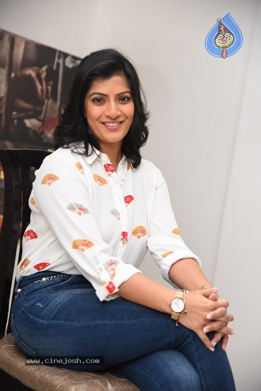 Varalaxmi Sarathkumar Pics - 15 / 15 photos