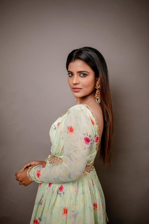 Aishwarya Rajesh Pics - 4 / 4 photos