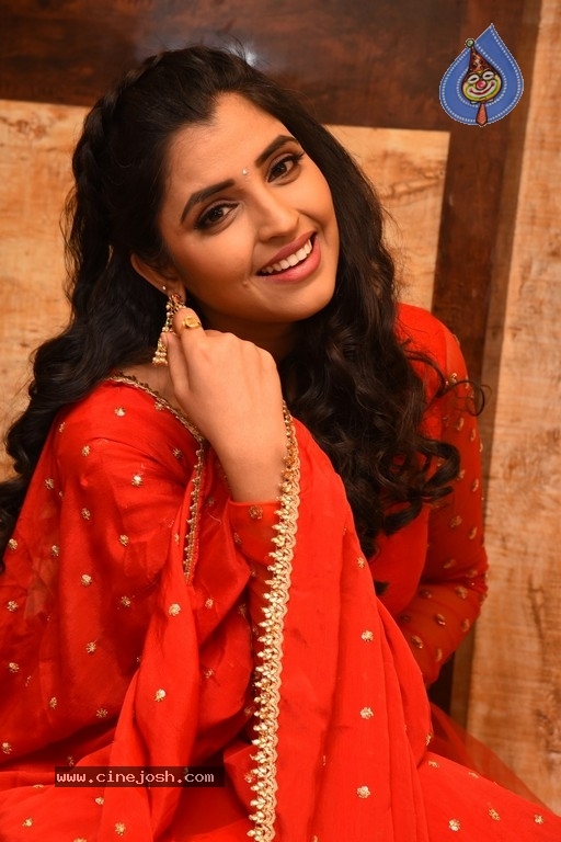 Anchor Shyamala Pics - 2 / 17 photos