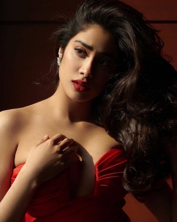 Janhvi Kapoor Pics - 1 / 3 photos