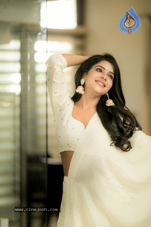 Pavithra Lakshmi Photoshoot - 28 / 31 photos