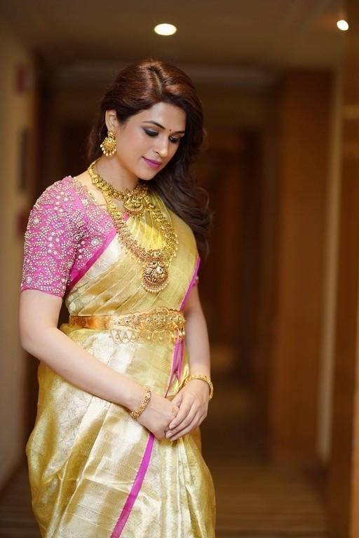 Shraddha Das Pics - 6 / 8 photos