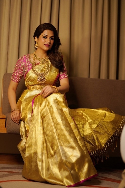 Shraddha Das Pics - 7 / 8 photos