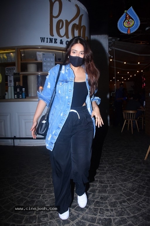 Ileana Spotted in Bandra - 15 / 19 photos