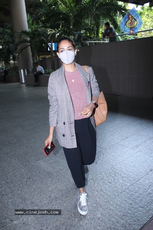 Mira Kapoor Spotted At Airport - 3 / 13 photos