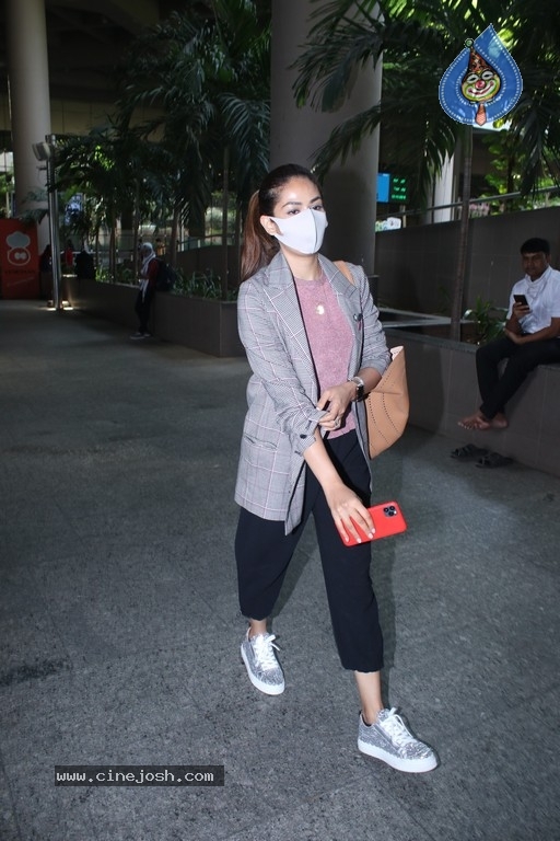 Mira Kapoor Spotted At Airport - 6 / 13 photos