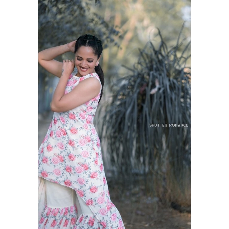 Anasuya Bharadwaj Photos - 2 / 6 photos