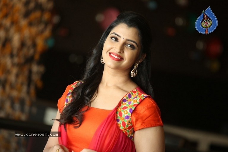 Anchor Shyamala Pics - 4 / 20 photos