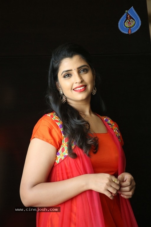 Anchor Shyamala Pics - 8 / 20 photos