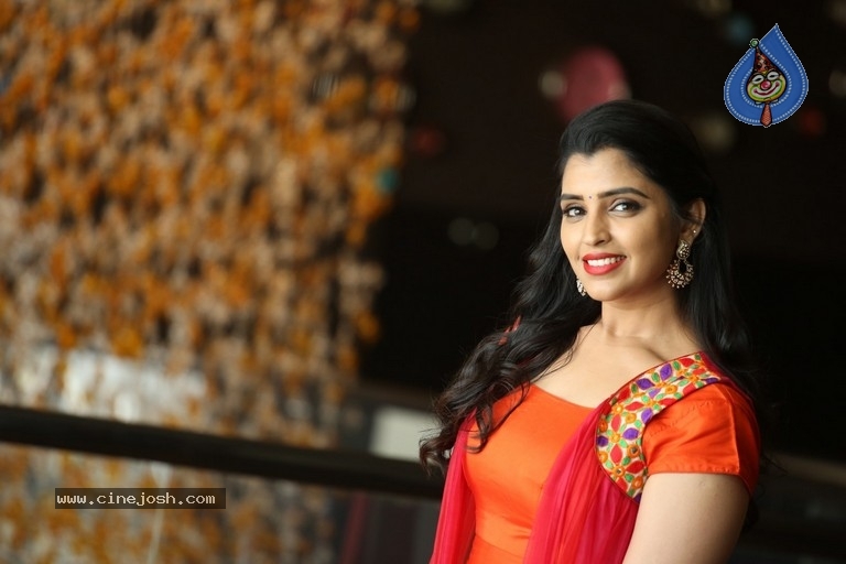 Anchor Shyamala Pics - 10 / 20 photos