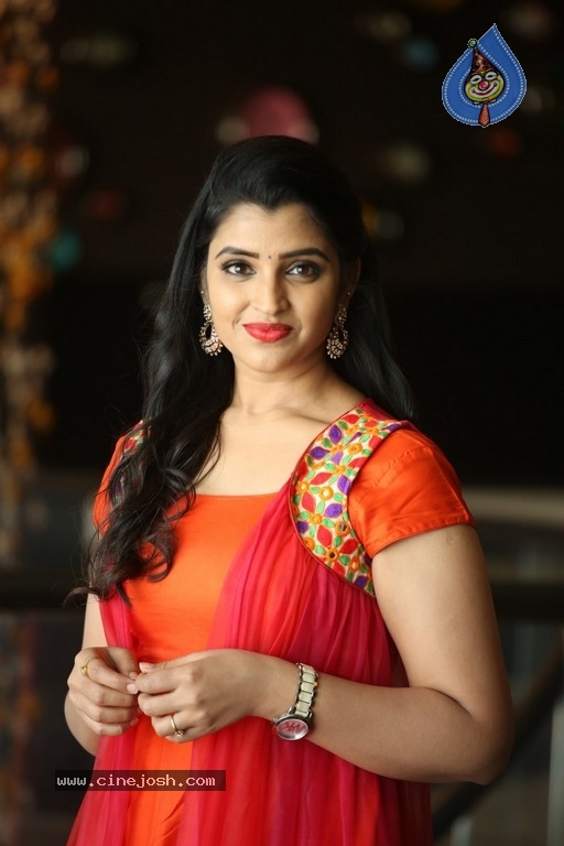 Anchor Shyamala Pics - 18 / 20 photos