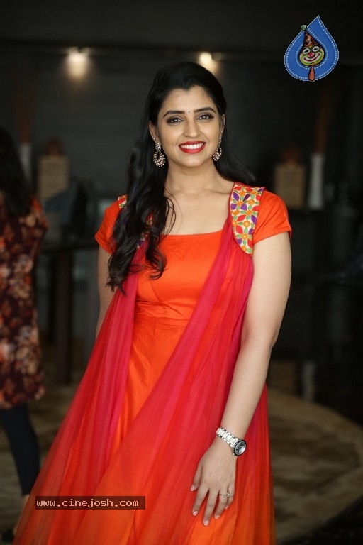 Anchor Shyamala Pics - 19 / 20 photos