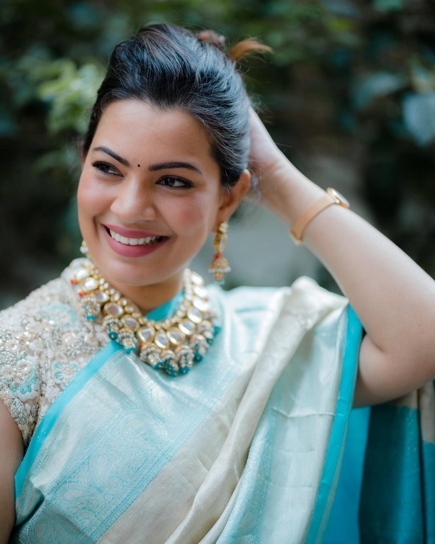 Geetha Madhuri Pics - 1 / 6 photos