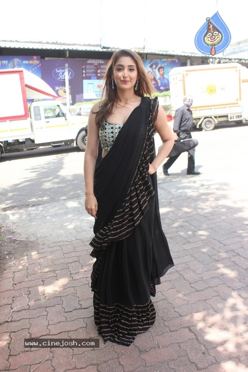 Dhvani Bhanushali - 5 / 16 photos