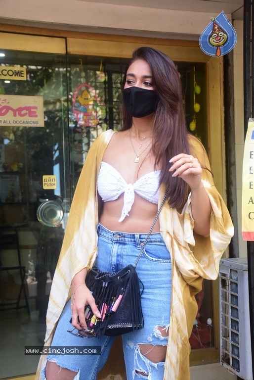 Ileana Spotted in Bandra - 10 / 40 photos