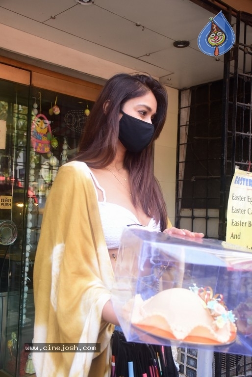 Ileana Spotted in Bandra - 14 / 40 photos