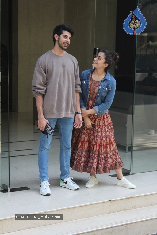 Rashmika Snapped at Khar - 11 / 17 photos