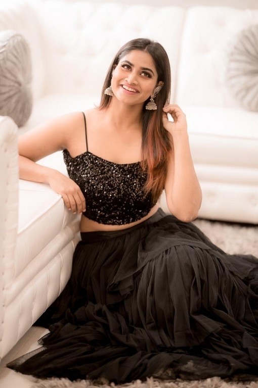 Shivani Narayanan - 3 / 6 photos