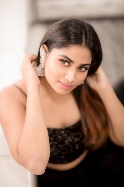 Shivani Narayanan - 4 / 6 photos