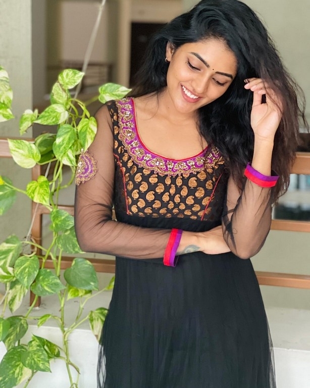 Eesha Rebba Photos - 4 / 5 photos