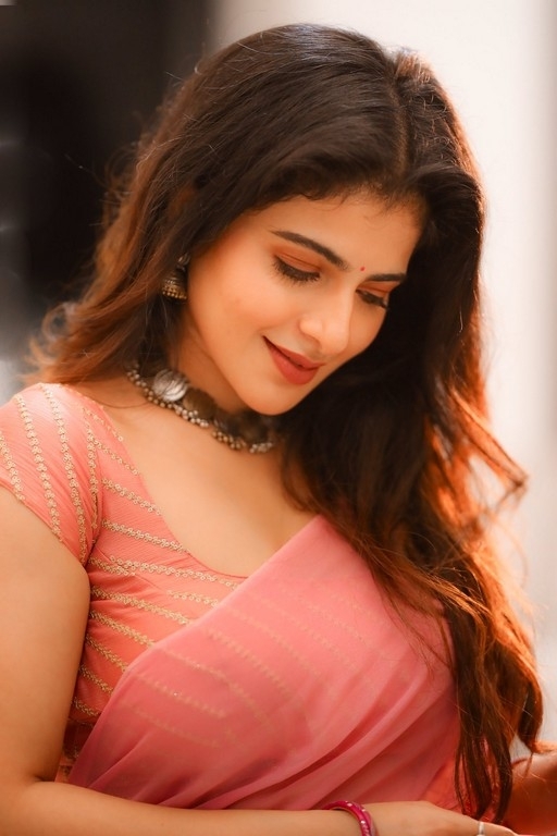 Iswarya Menon Stills - 2 / 4 photos