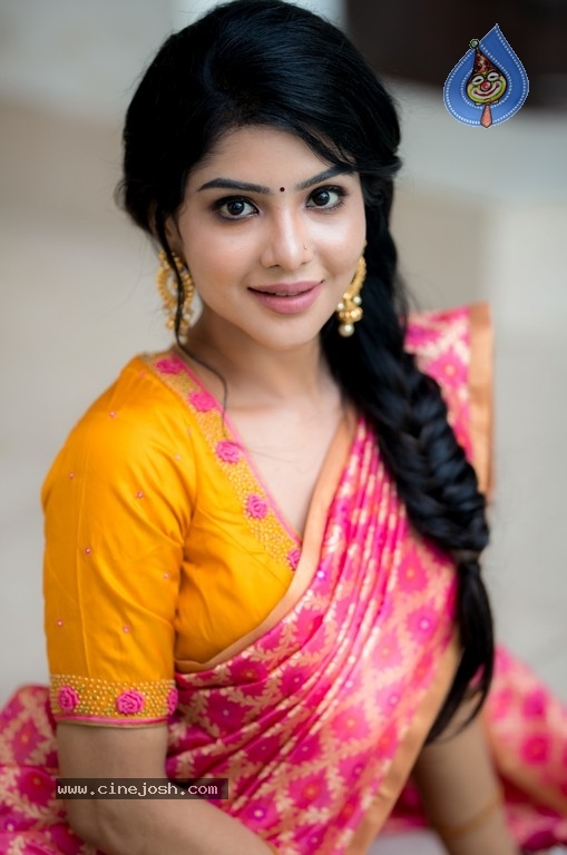 Pavithralakshmi Photoshoot - 10 / 18 photos