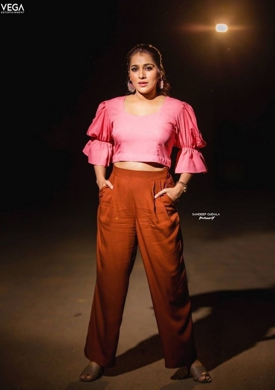 Rashmi Gautam Photos - 1 / 3 photos