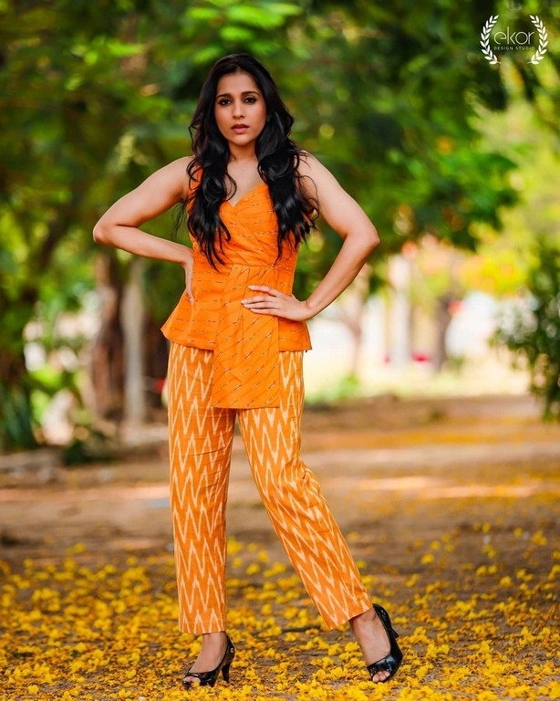 Rashmi Gautam Photos - 2 / 6 photos