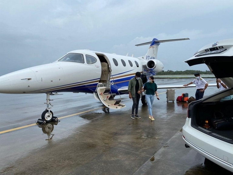 Nayanthara and Vignesh at Kochi Airport - 1 / 4 photos