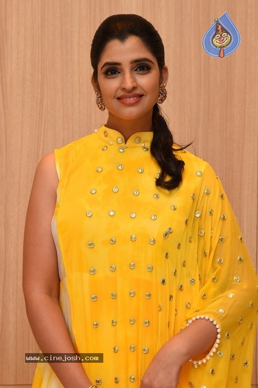 Anchor Shyamala Pics - 8 / 17 photos