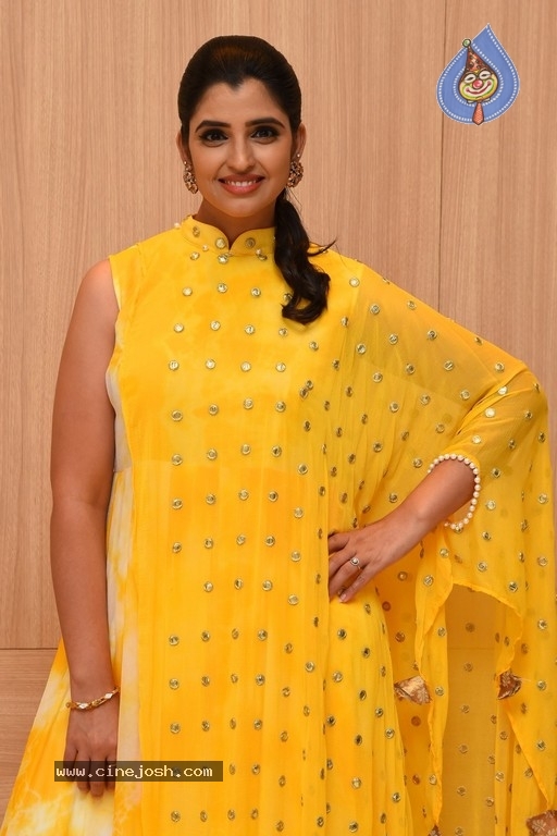 Anchor Shyamala Pics - 11 / 17 photos