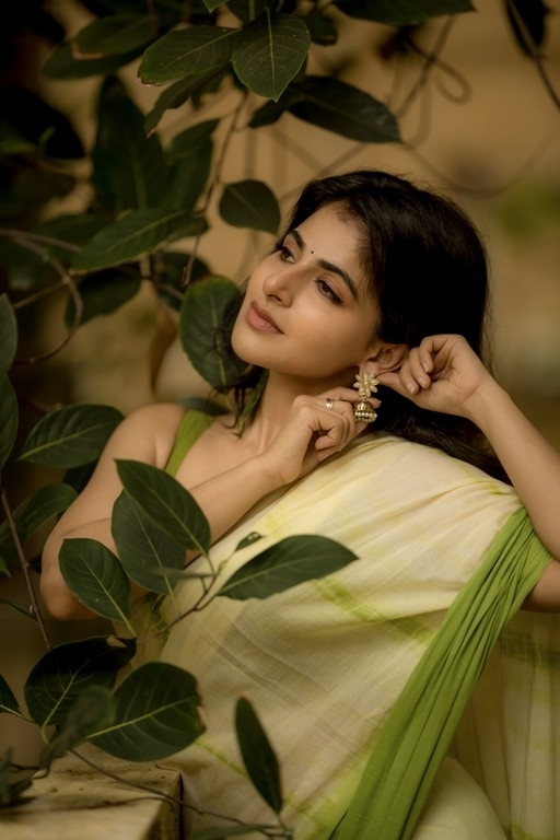 Iswarya Menon Stills - 2 / 4 photos